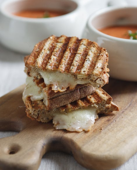 https://images.theyellowtable.com/best-grilled-cheese-sandwiches-recipe.jpg?w=470&q=50&auto=format&fm=jpg
